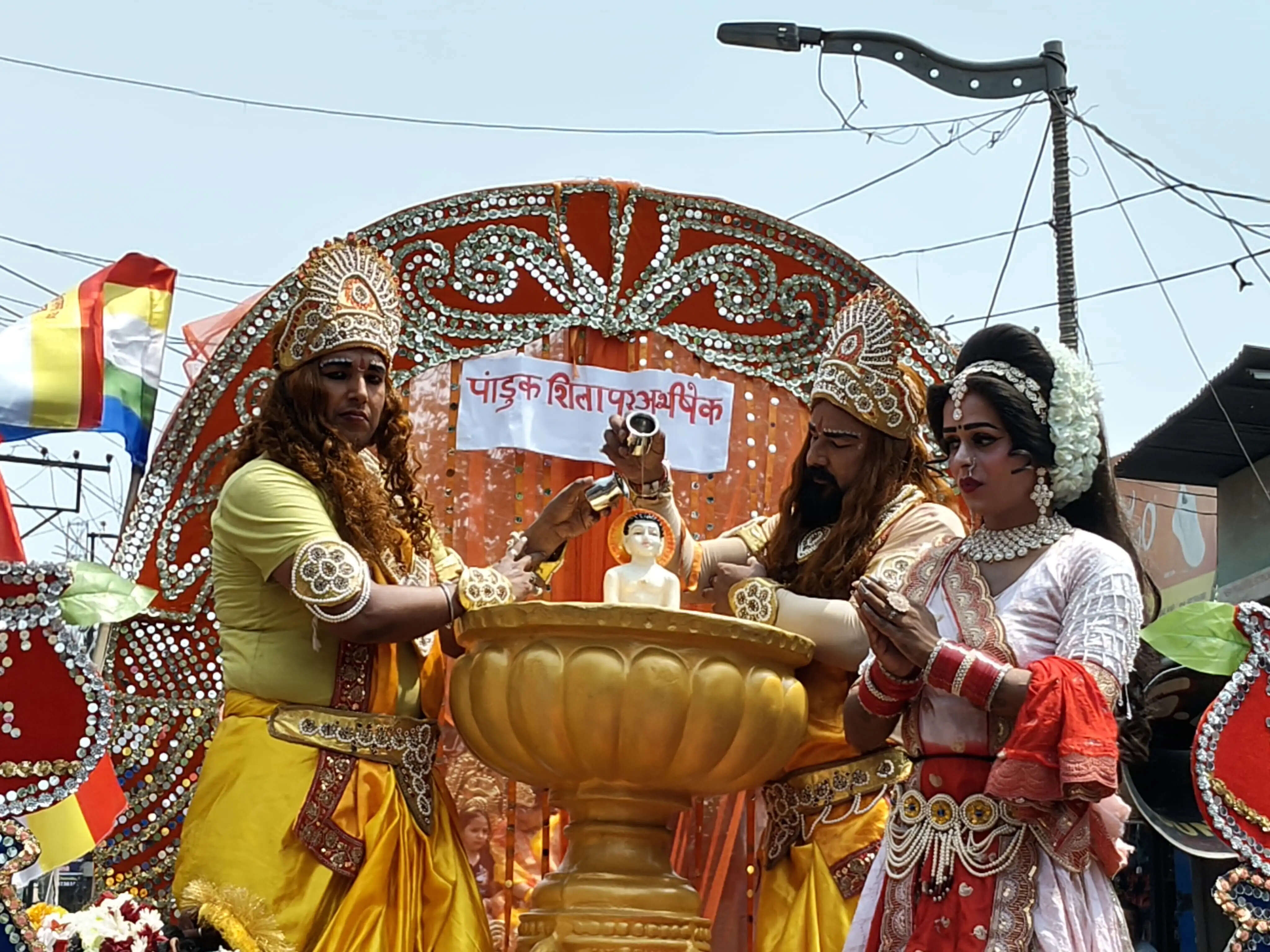 चाैबीसवें तीर्थंकर भगवान महावीर की जयंती पर निकली भव्य शोभायात्रा का पुष्पवर्षा से हुआ स्वागत