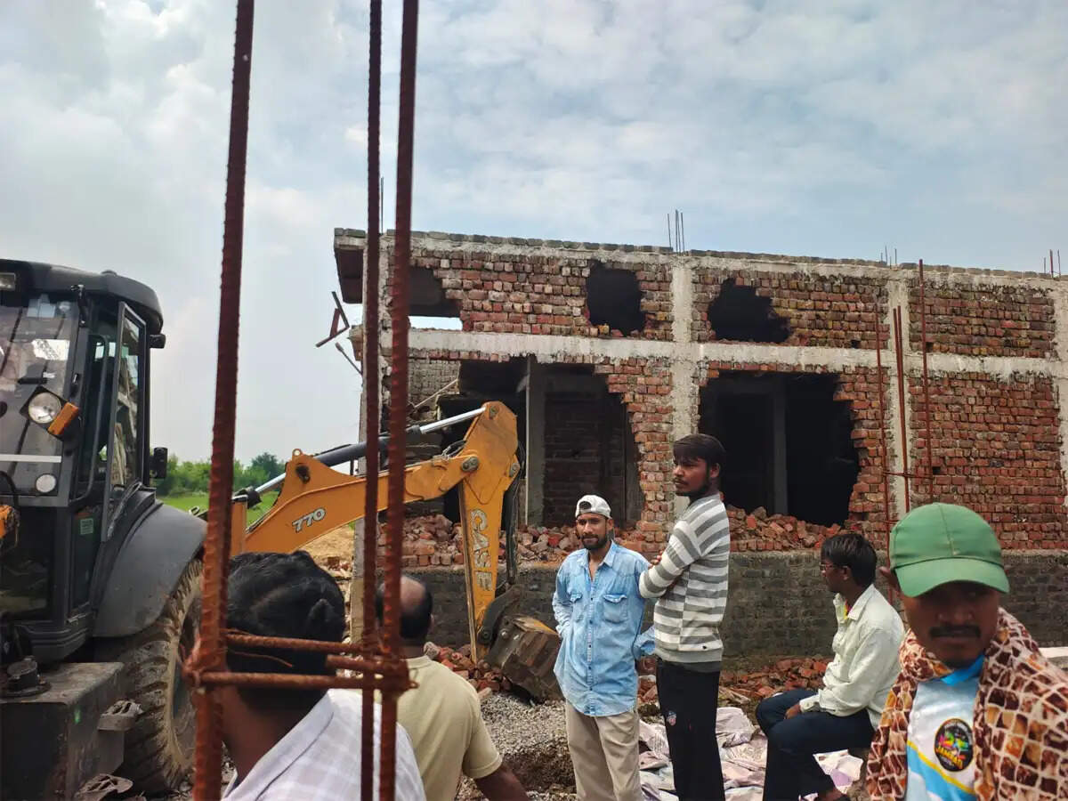 रावतपुरा कॉलोनी फेस-2 में नगर निगम की बड़ी कार्रवाई, ले-आउट के बाहर बने 40 अवैध निर्माण पर&nbsp;चला&nbsp;बुलडाेजर