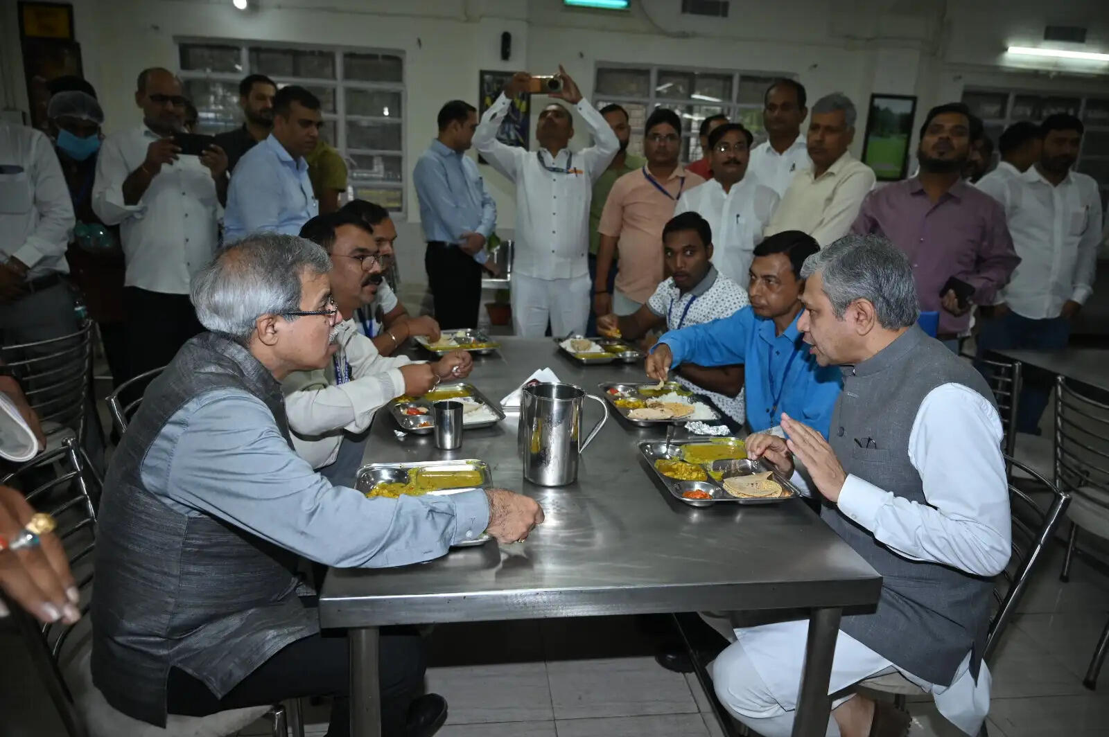 रेल मंत्री अश्विनी वैष्णव ने बरेका में कर्मचारियों संग कैंटीन में किया दोपहर का भोजन