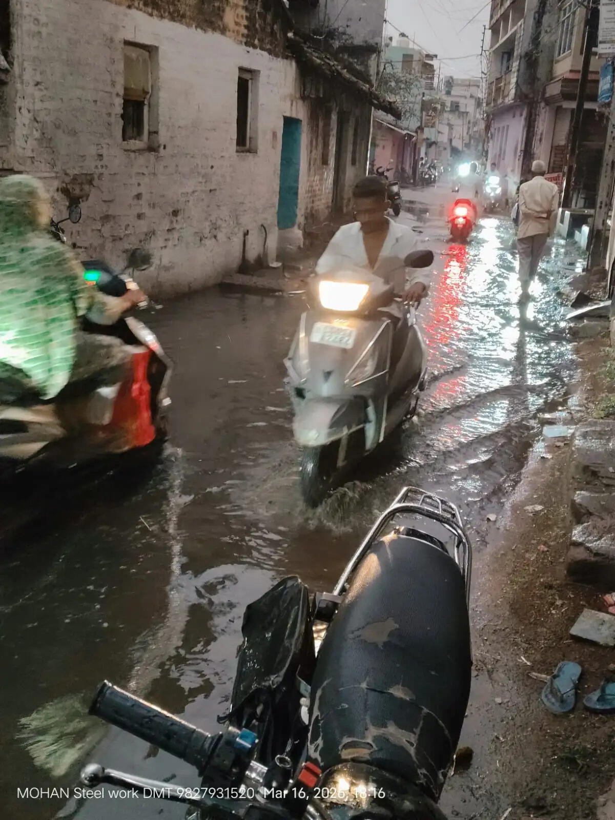 मौसम का बदला मिजाज: तेज हवा, गरज-चमक और ओलों के साथ हुई बारिश