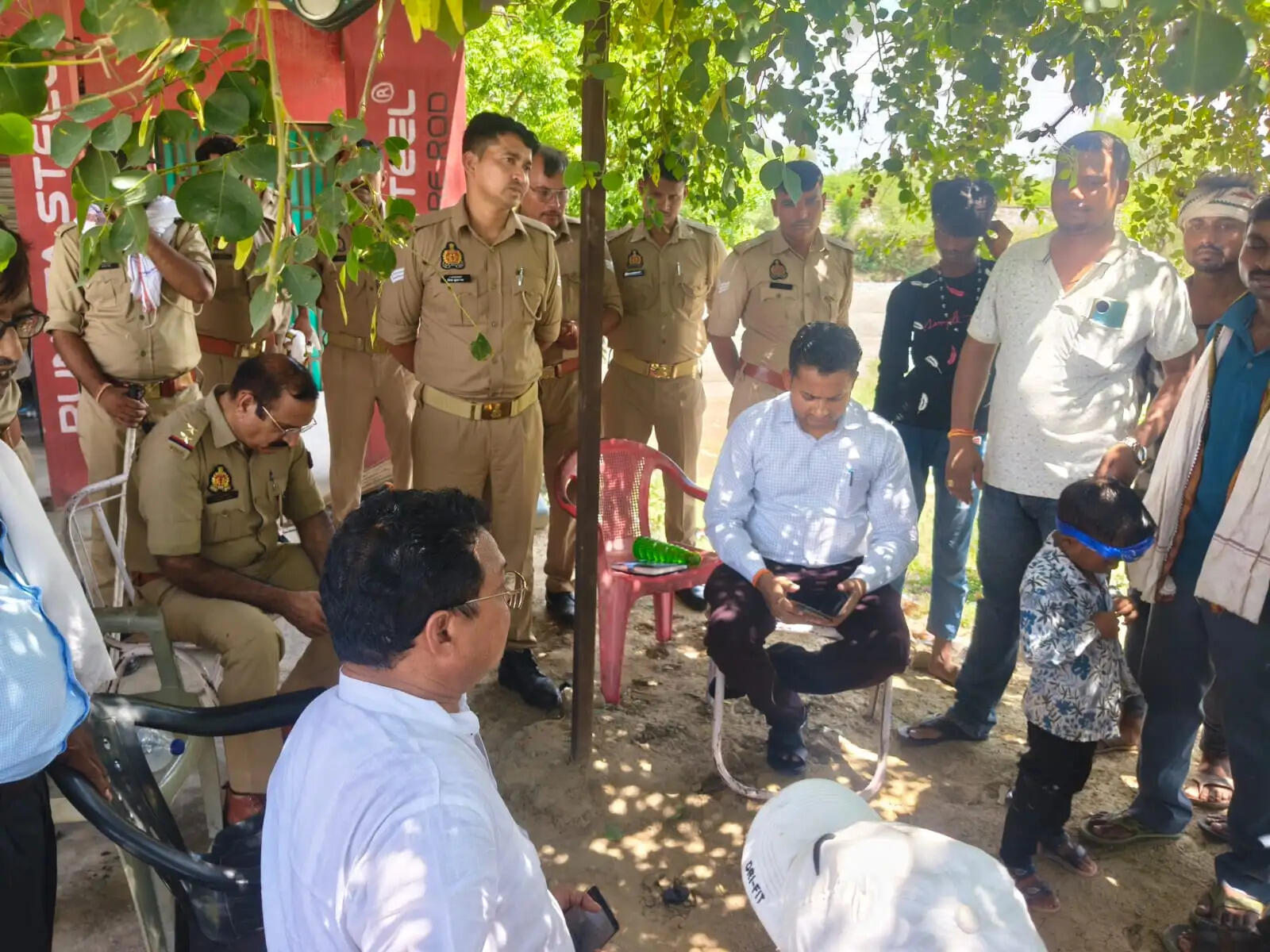 अंबेडकर प्रतिमा से छेड़छाड़ पर भड़का गांव, एसडीएम के आश्वासन के बाद शांत हुआ मामला