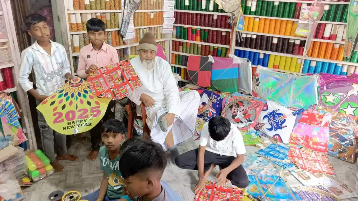 मकर संक्रांति से पहले सजी पतंग की दुकानें आसमान में छाया रंगों का उत्सव