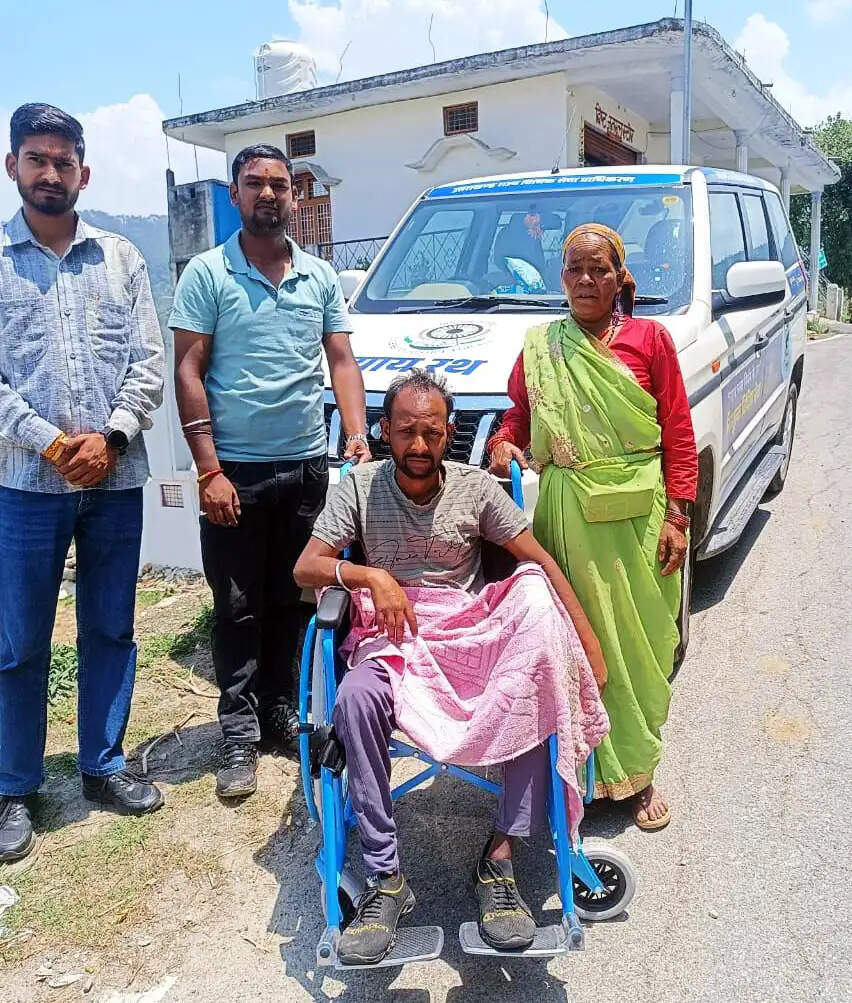 विधिक सेवा प्राधिकरण ने दिव्यांग को उपलब्ध कराई व्हीलचेयर
