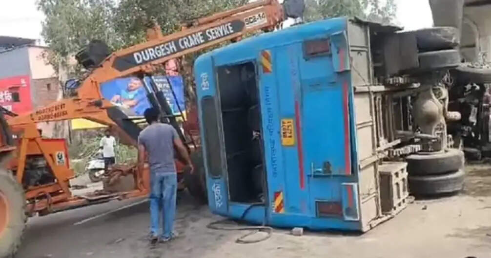 अनियंत्रित बस डिवाइडर से टकराई, 15 यात्री घायल