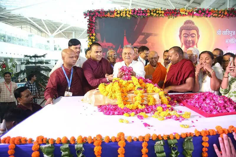 (अपडेट) मंगोलिया प्रवास के उपरांत वापस भोपाल पहुंचे भगवान बुद्ध के परम शिष्यों के पवित्र अस्थि अवशेष, हुआ स्वागत