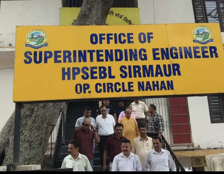 नाहन हाउसिंग बोर्ड कॉलोनी के निवासी बिजली समस्याओं को लेकर पहुंचे बिजली बोर्ड कार्यालय