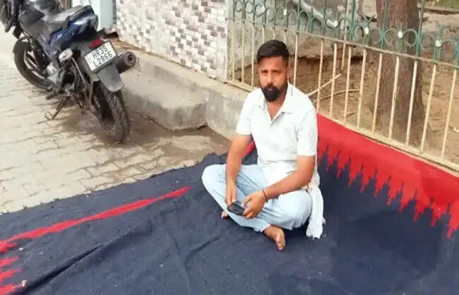 नारनाैल में ईओ के खिलाफ धरने पर बैठे वार्ड पार्षद