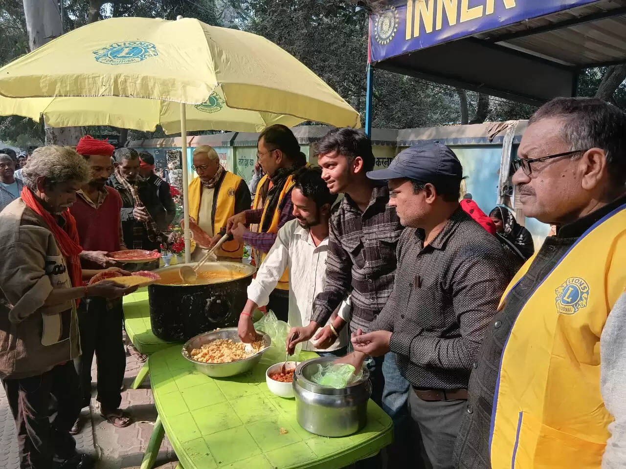 लायंस क्लब ने जरूरतमंद लोगों के लिए आयोजित की अन्नपूर्णा सेवा