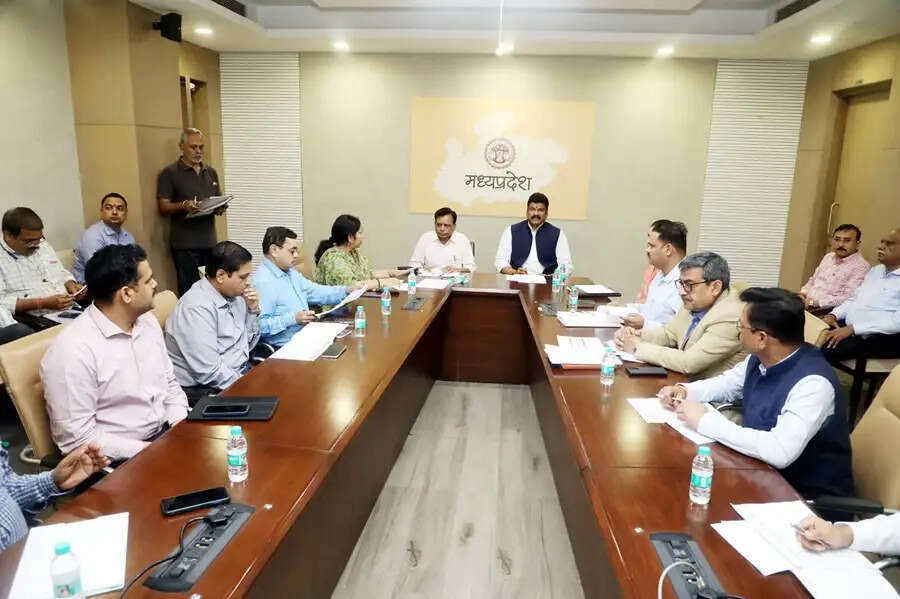 मप्र के सभी जिलों में एलपीजी गैस की नियमित आपूर्ति सुनिश्चित की जाए : उप मुख्यमंत्री देवड़ा