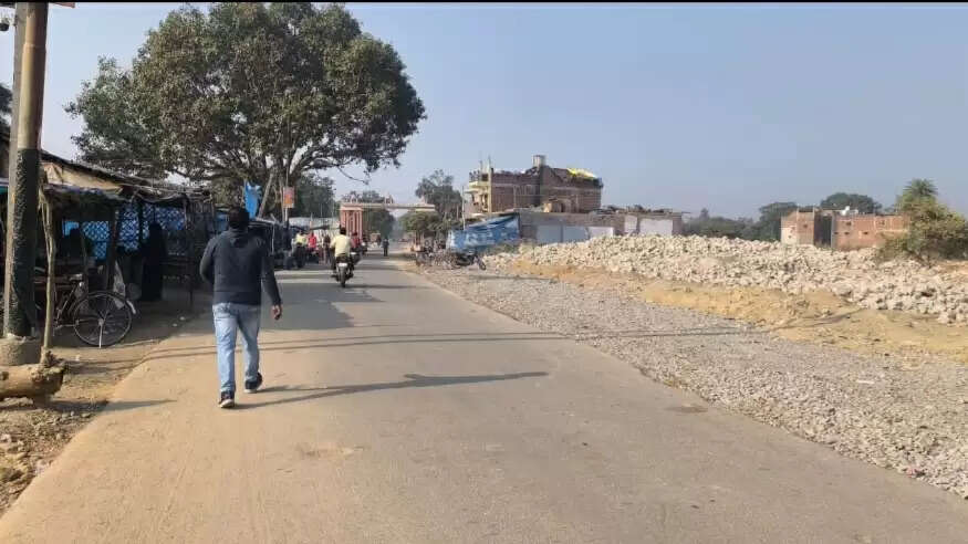 फाल्गुनी मेले तक सड़क का चौड़ीकरण मुश्किल, जगह-जगह बह रहा नाली का पानी