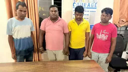 मोबाइल रोशनी में जुआ खेलते चार गिरफ्तार, 12 हजार नकद जब्त