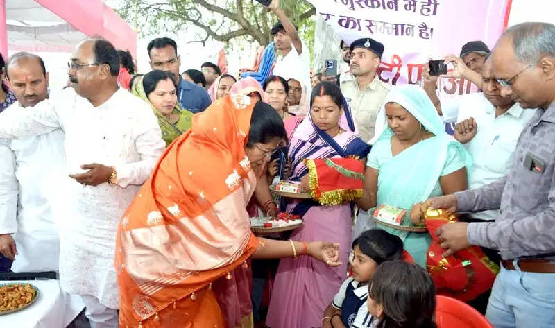 सिंगरौलीः प्रभारी मंत्री ने सरई में मल्टीस्पेशियलिटी मेगा स्वास्थ्य शिविर का किया अवलोकन