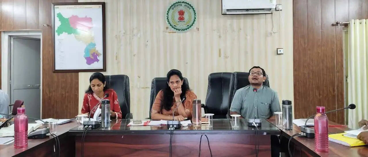एमसीबी : कलेक्टर ने दो-तीन साल से लंबित मामलों पर जताई नाराजगी, अधिकारियाें को चेतावनी