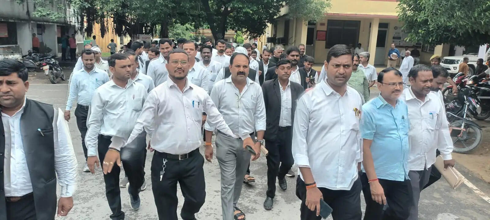 जौनपुर में अधिवक्ताओं ने आयु सीमा प्रस्ताव का किया विरोध किया प्रदर्शन
