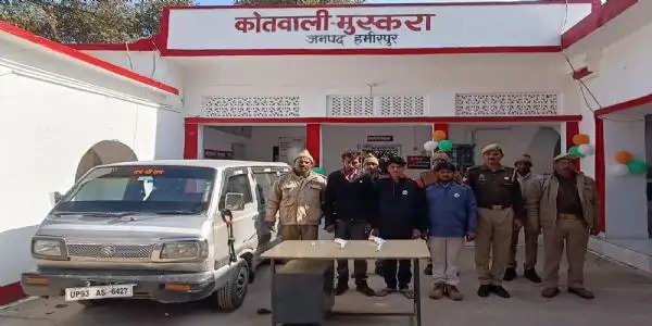 फर्जी नम्बर प्लेट लगी वैन के साथ तीन अपराधी गिरफ्तार