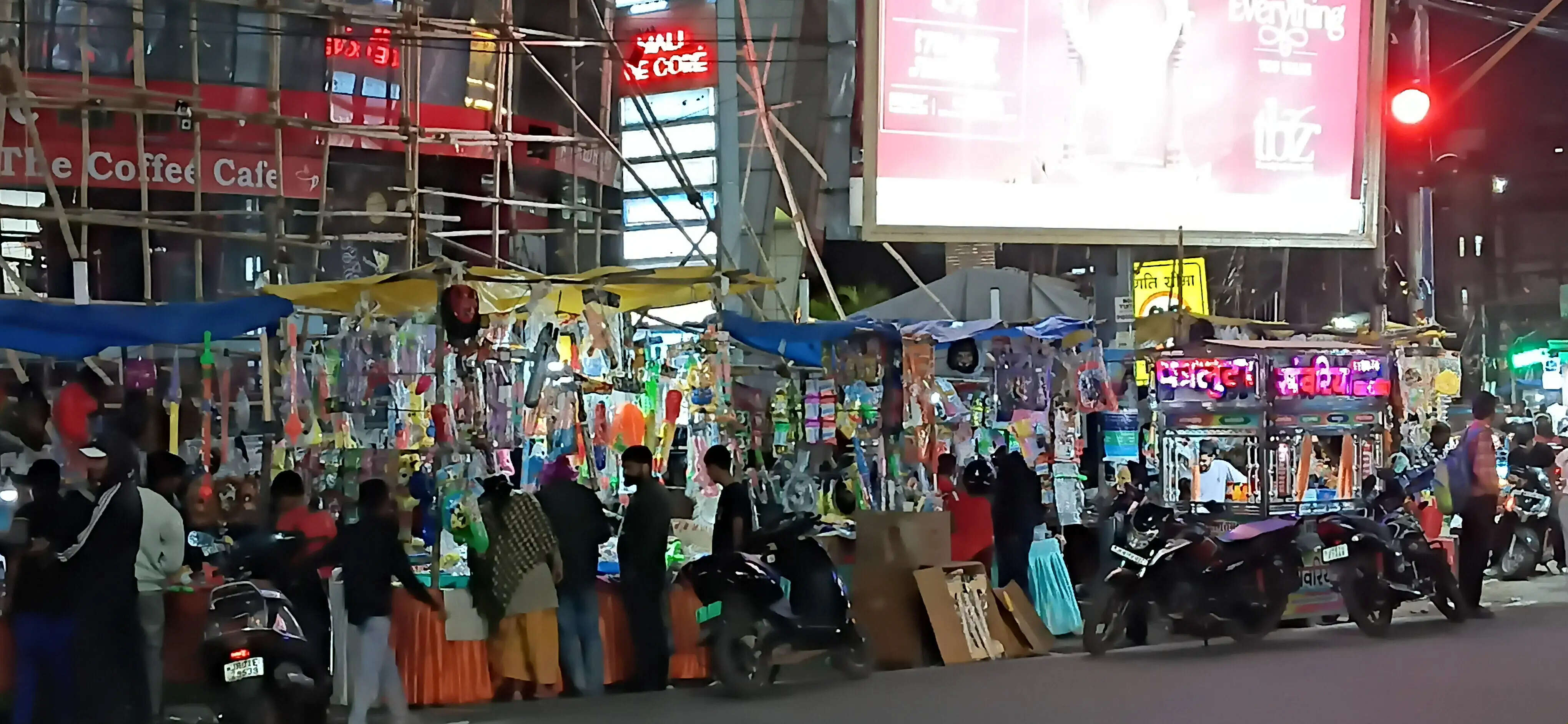 होली को लेकर रांची के बाजारों में उमड़ी भीड़, हर्बल रंग और आकर्षक पिचकारियों की बढ़ी मांग