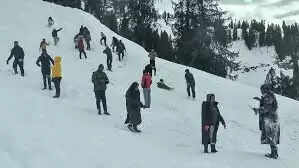 मौसम की पहली बर्फबारी ने जम्मू-कश्मीर के भदरवाह का पर्यटन उद्योग जिन्दा किया