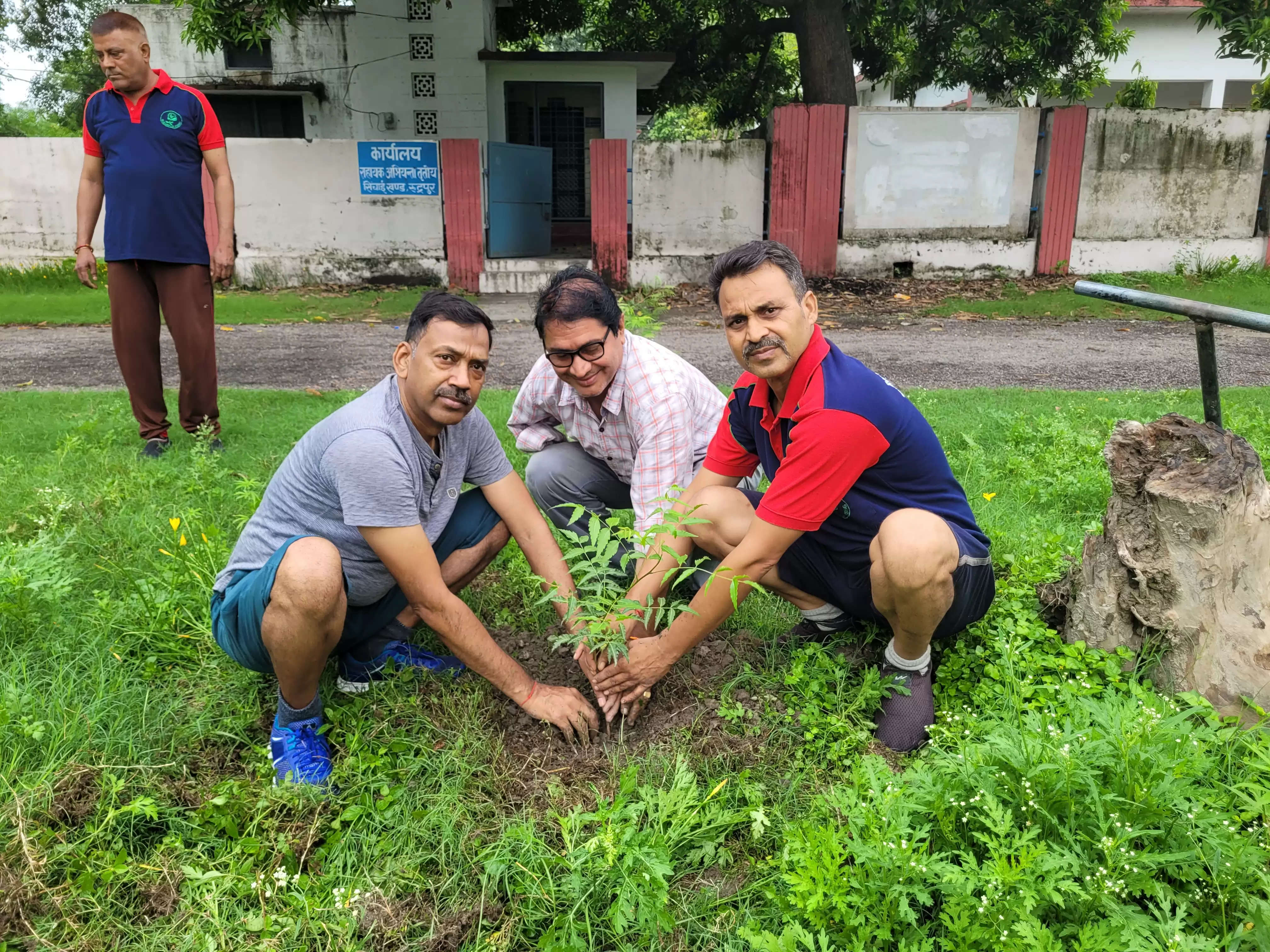 रुद्रपुर राइजिंग फाउंडेशन ने किया पौधरोपण