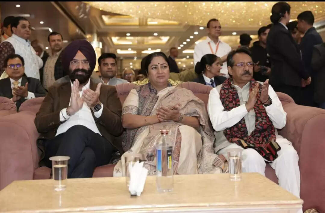 मुख्यमंत्री ने स्थानीय लोगों के साथ प्रधानमंत्री की 'मन की बात' कार्यक्रम को सुना