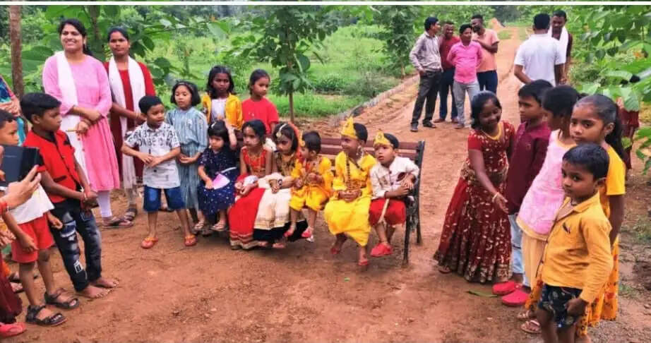 कृष्ण कुंज में किया गया मटकी फोड़ प्रतियोगिता का आयोजन