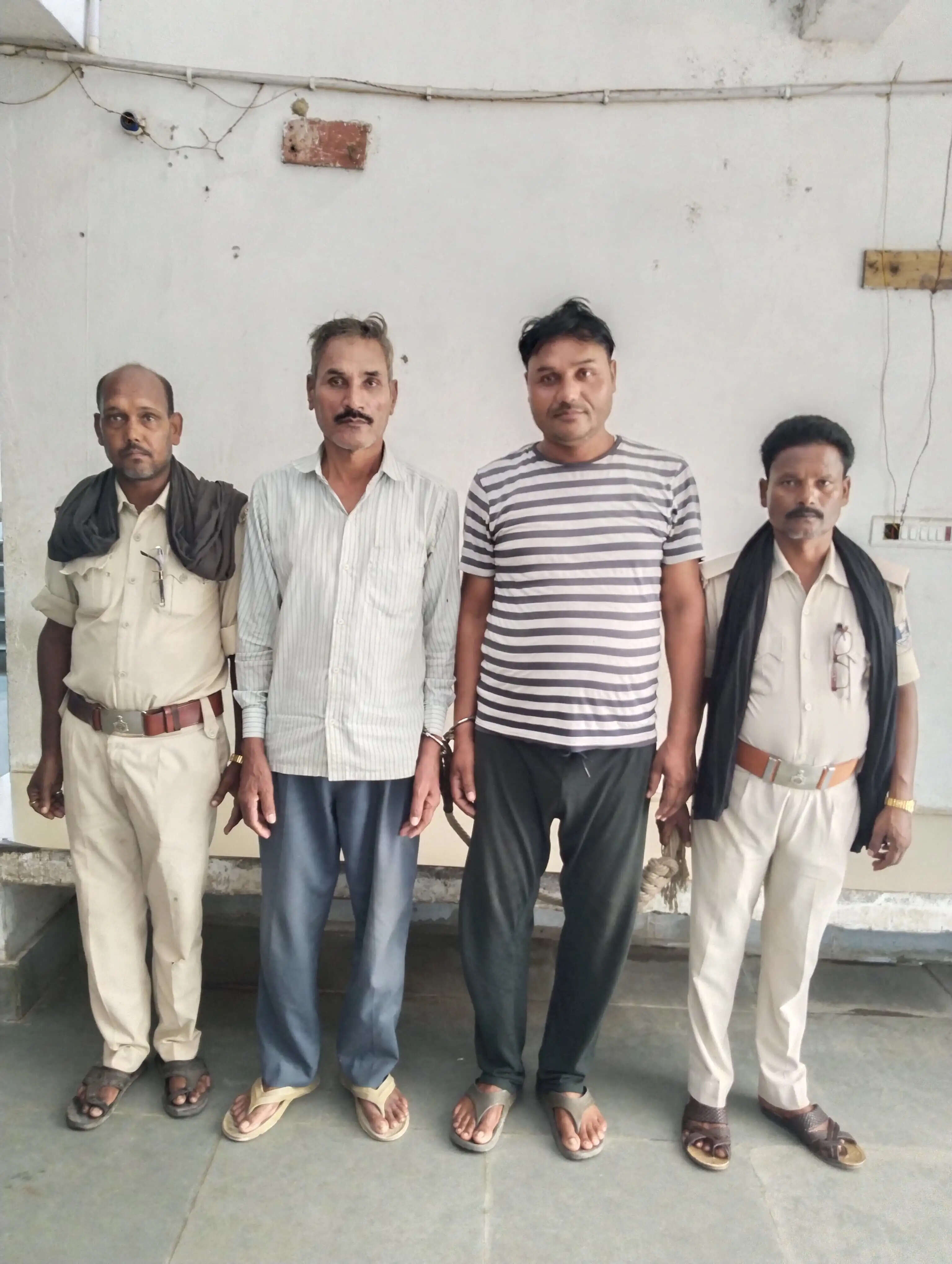 एनबीडब्ल्यू वारंटी गिरफ्तार, न्यायिक हिरासत में भेजे गए दो आरोपी