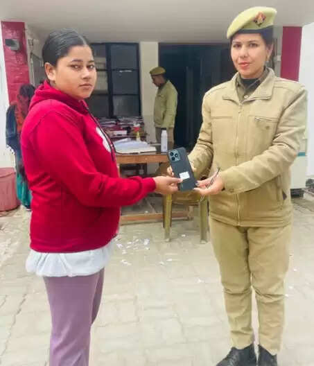 सीतापुर पुलिस ने सीईआईआर पोर्टल से ट्रैक कर खोए मोबाइल स्वामियों को सौंपे