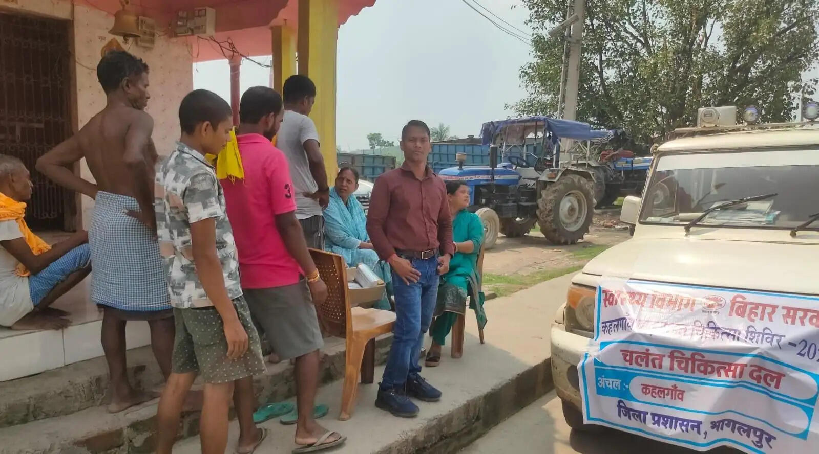 बाढ़ का पानी उतरते ही स्वास्थ्य विभाग अलर्ट, जलजनित बीमारियों से बचाव के लिए छिड़का जा रहा ब्लीचिंग पाउडर
