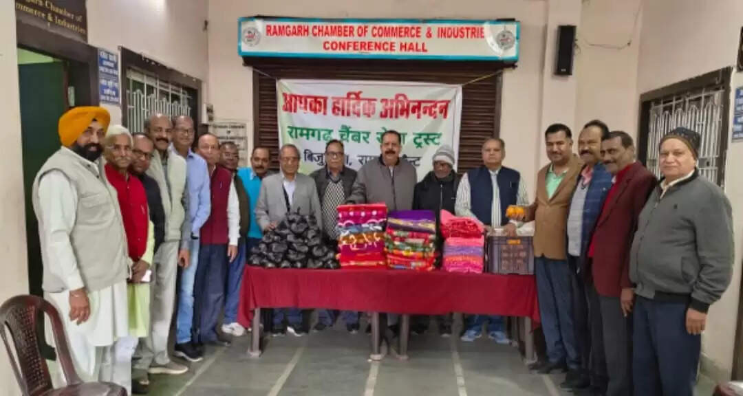 मकर संक्रांति पर चेंबर सेवा ट्रस्ट ने लेप्रोसी कॉलोनी में बांटी खुशियां