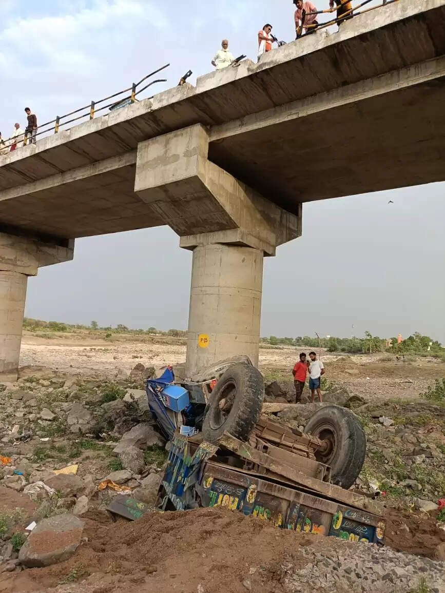राजगढ़ःपार्वती नदी के पुल से नीचे गिरा रेत से भरा ट्रेक्टर-ट्राॅली, चालक की मौत