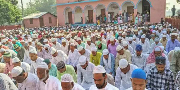 सुपौल में हर्षोल्लास के साथ मनाई गई ईद-उल-फितर, नमाज के बाद गले मिलकर दी मुबारकबाद