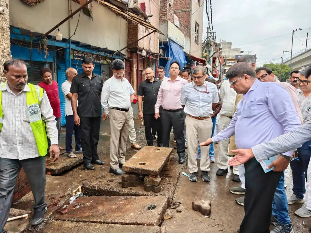 निगमायुक्त संजीव खिरवार ने आदर्श नगर वार्ड में नालों के डिसिल्टिंग कार्य की समीक्षा की