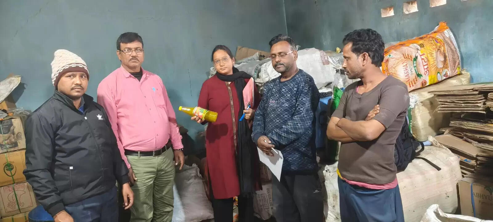 चाऊमीन की तीन फैक्ट्रियों पर खाद्य विभाग ने की छापेमारी, वसूला जुर्माना