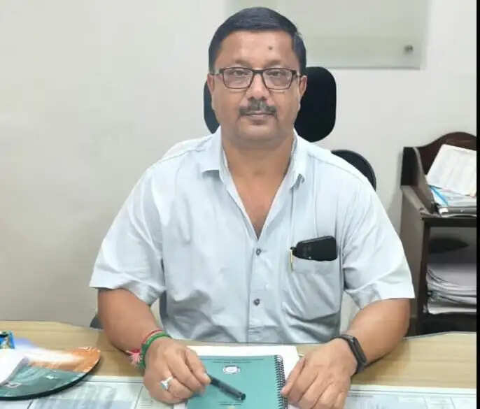 रेलवे अधिकारियों ने ट्रेनों में यात्री सुविधाओं का लिया जायजा