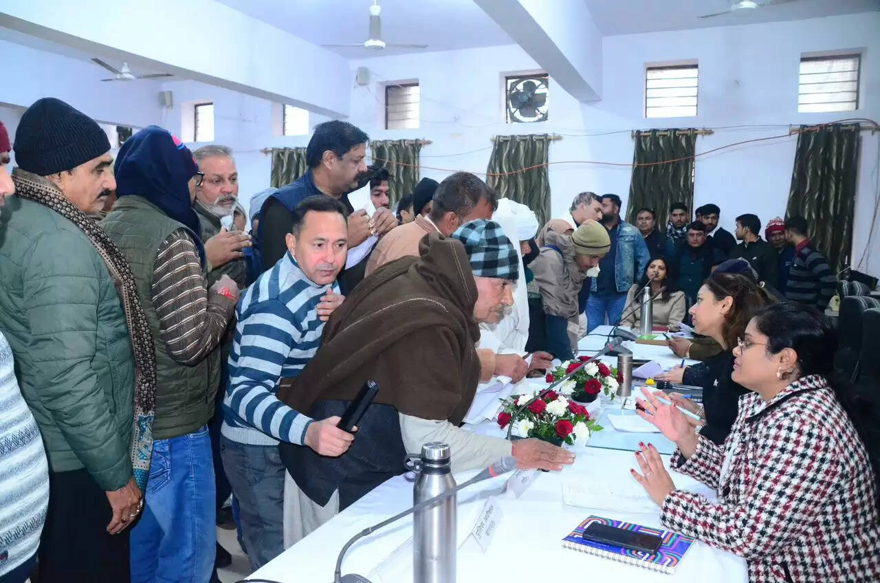 डीएम एसपी ने जनता की शिकायतों काे सुनकर कराया समाधान