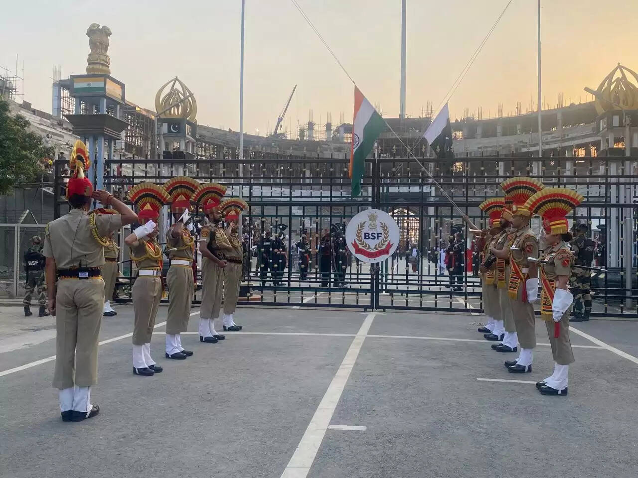 पाकिस्तान बॉर्डर पर दो हफ्ते बाद शुरू हुई बीटिंग रिट्रीट सेरेमनी, पहले दिन पर्यटक रहे कम