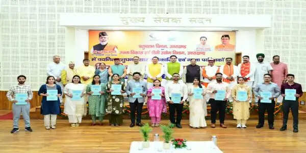 मुख्यमंत्री धामी ने 101 नवनियुक्त कार्मिकों को सौंपे नियुक्ति पत्र