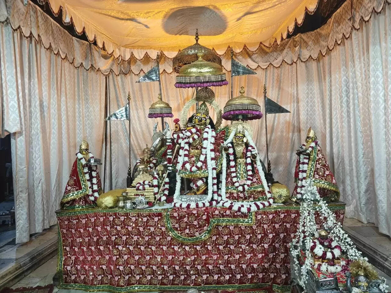 रास पूर्णिमा पर सुनहरे पार्चे की लप्‍पा जामा पोशाक धारण करेंगे ठाकुर जी