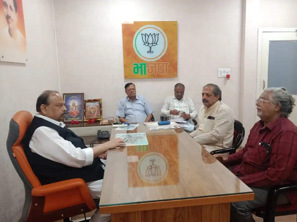 भाजपा प्रदेश कार्यालय में कैबिनेट मंत्री चैतन्य काश्यप ने सुनीं जनसमस्याएं,&nbsp;अधिकारियों को त्वरित निराकरण के दिए निर्देश