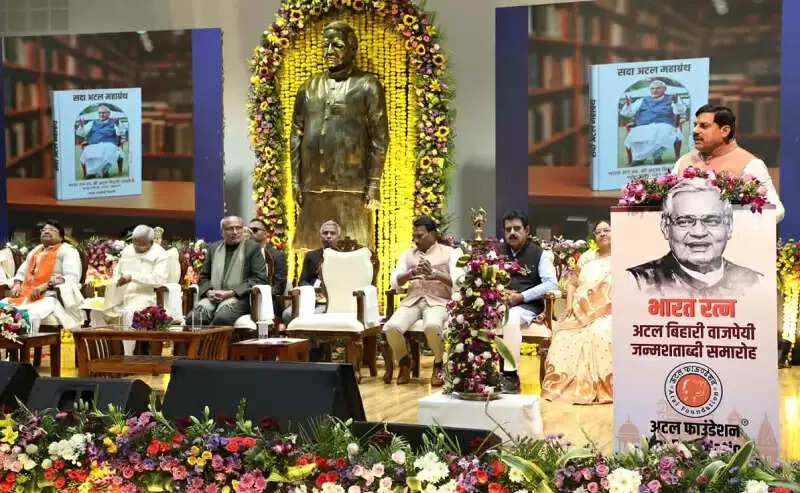 स्व. अटल जी के विराट व्यक्तित्व, उच्च आदर्शों एवं दूरदर्शी नेतृत्व से मिलती है प्रेरणा: राज्यपाल पटेल