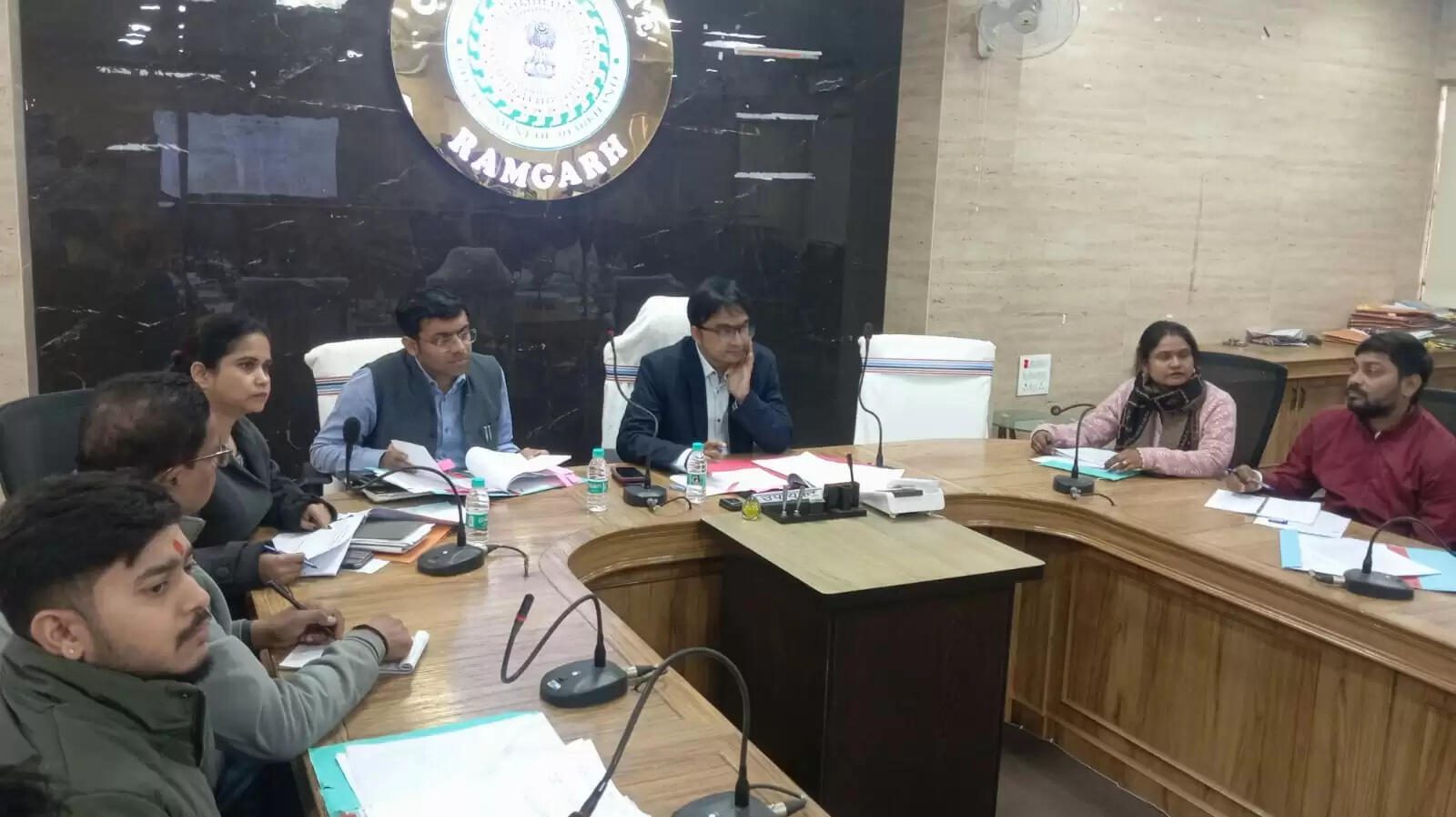 प्रखंड पंचायती राज पदाधिकारी और प्रखंड समन्वक से उपायुक्‍त ने मांगा स्पष्टीकरण