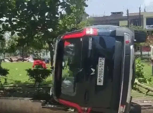 भोपालः हमीदिया अस्पताल परिसर में तेज रफ्तार कार ने बाइक को मारी टक्कर, महिला समेत दो घायल