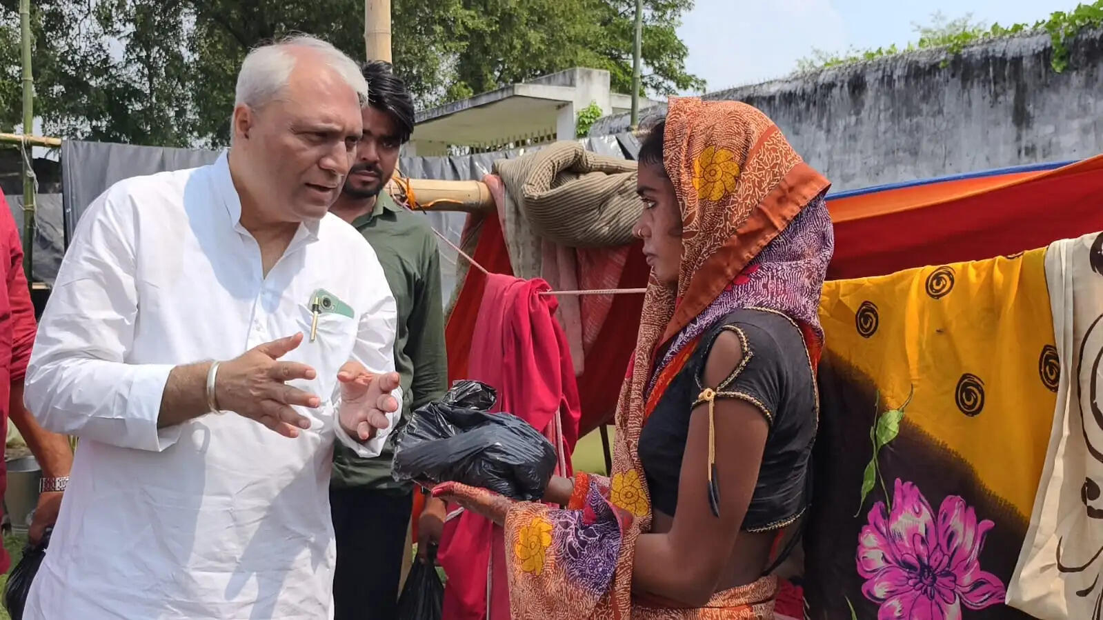 बाढ़ पीड़ितों के बीच पहुंचे कांग्रेस राष्ट्रीय प्रवक्ता ज्योति कुमार सिंह, सरकार से की 10 हजार करोड़ के राहत पैकेज और राष्ट्रीय आपदा घोषित करने की मांग