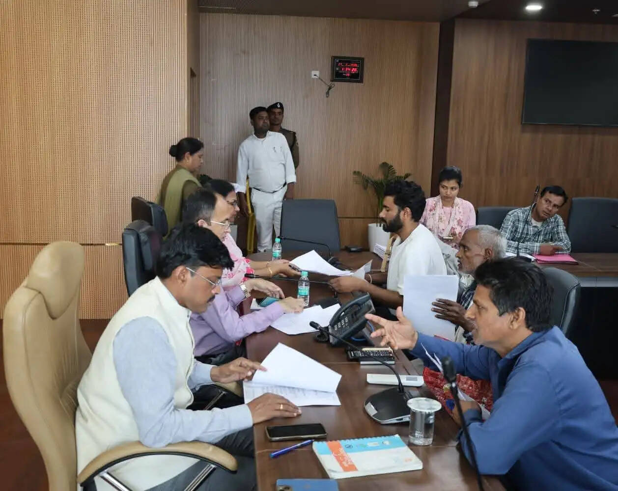 जिलाधिकारी ने सुनी 56 लोगों की समस्या, किया समाधान