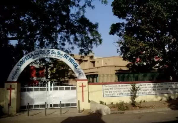 सोफिया गर्ल्स स्कूल के गेट पर हिन्दू जागरण मंच के कार्यकर्ताओं का धरना