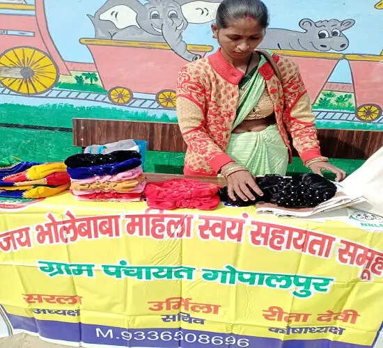 जय भोले बाबा स्वयं सहायता समूह की महिलाएं कुशन और सोफा कवर बनाती हैं