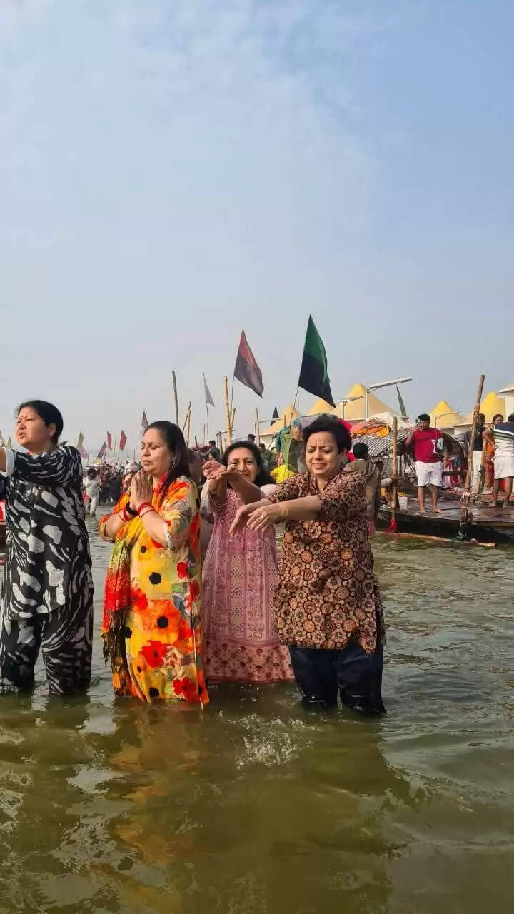 महाकुम्भ पहुंचीं अब्बास नकवी की पत्नी सीमा, लगाईं डुबकी