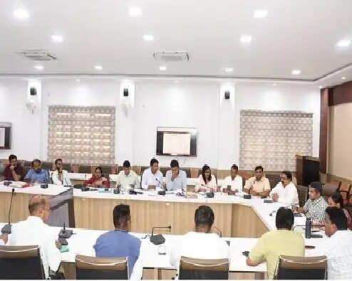 व्यक्तिगत शौचालय निर्माण में खराब प्रगति वाले एडीओ (पंचायत) का वेतन रोकने के निर्देश