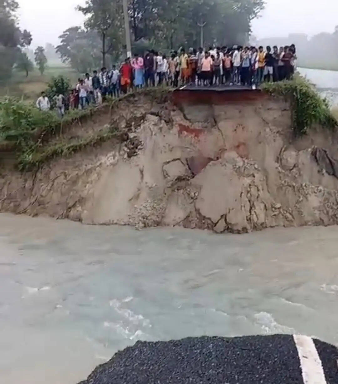 मुजफ्फरपुर:तिरहुत नहर का तटबंध 40 फीट टूटा, आधा दर्जन गांव के करीब पाँच एकड़ खेत जलमग्न