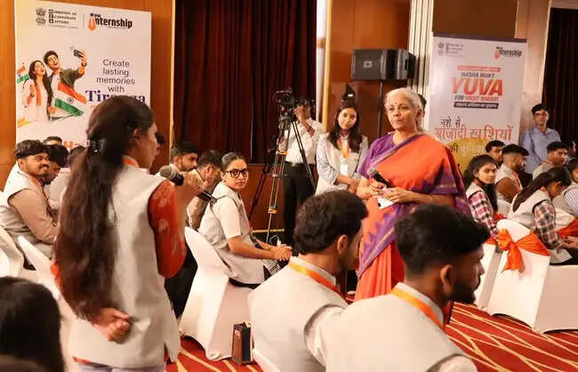 वित्त मंत्री निर्मला सीतारमण ने पीएम इंटर्नशिप योजना के उम्मीदवारों से किया संवाद