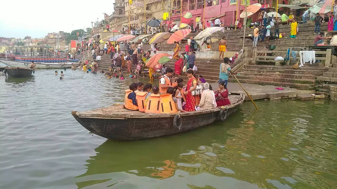 पहाड़ों पर बरसात से काशी में गंगा का जलस्तर में बढ़ा, घाट किनारे हुई सफाई